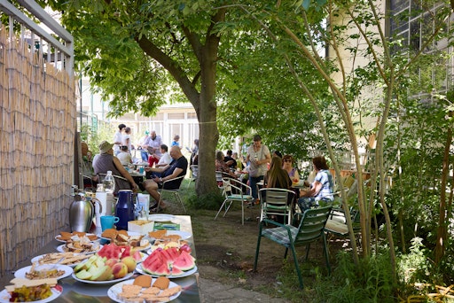  In der Klimaoase Waldkloster im 10. Bezirk erwartet die Gäste
nicht nur ein kühles, schattiges Plätzchen, auch für gesunde Snacks
und Erfrischungen ist gesorgt.