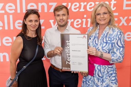  Murexin erhielt erneut Leitbetriebe Austria Zertifizierung
(v.l.n.r.) Gabrijela Ponier (Leitung Marketing Murexin GmbH), Rainer
Pascher (Geschäftsführer Murexin GmbH), Monica Rintersbacher
(Geschäftsführerin Leitbetriebe Austria) bei der Urkundenübergabe im
Rahmen des Leitbetriebe Austria Sommerfests 2025.