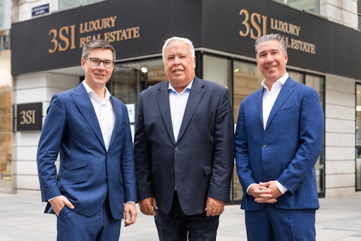 Die Familie Schmidt vor dem exklusiven 3SI Luxury Real Estate
Showroom auf der Kärntner Straße 39, v.l.n.r.: Geschäftsführer Claus
Schmidt, Geschäftsführer Harald Schmidt und Geschäftsführer Michael
Schmidt.