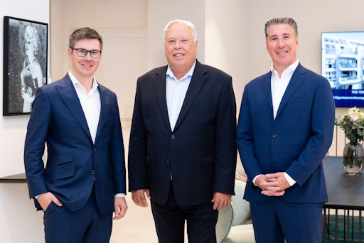 Vorschau Bild von Die Familie Schmidt im exklusiven 3SI Luxury Real Estate Showroom
auf der Kärntner Straße 39, v.l.n.r.: Geschäftsführer Claus Schmidt,
Geschäftsführer Harald Schmidt und Geschäftsführer Michael Schmidt.