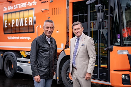  Mobilitätsminister Peter Hanke mit dem Leiter der MA48, Josef
Thon, vor einem E-Müllsammelfahrzeug