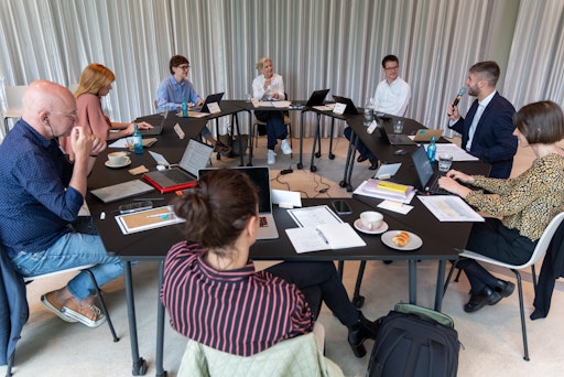  Die Jury des Media Forward Fund diskutiert die eingereichten
Bewerbungen bei der Jurysitzung am 8. Juli.