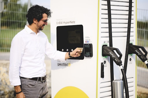 Vorschau Bild von Symbolfoto, Mann zahlt bei Ladesäule mit Kreditkarte via Direct
Payment