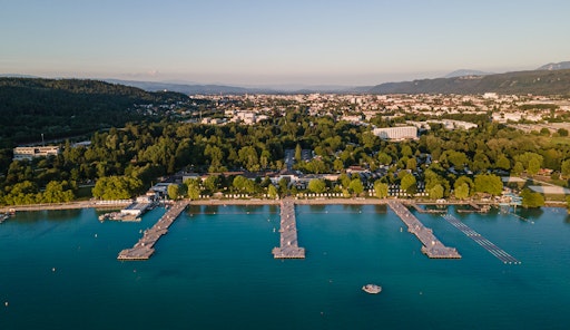 Vorschau Bild von Das Strandbad Klagenfurt der Stadtwerke Klagenfurt AG ist nicht
nur das Wohnzimmer der Klagenfurter:innen, sondern ein Platz der
Ge-meinschaft und ein Sehnsuchtsort, der seit jeher für
Lebensfreude, Urlaub und Erholung steht. Ein Stück Klagenfurt, dem
die Menschen mit ihrem Herzen verbunden sind, dem sie oft ihr Leben
lang die Treue halten.