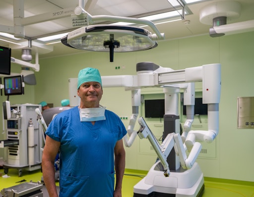  Univ.-Prof. Dr. Christian Kainz, Ärztlicher Direktor der
Privatklinik Döbling, mit dem neuen da Vinci Xi-Operationssystem
