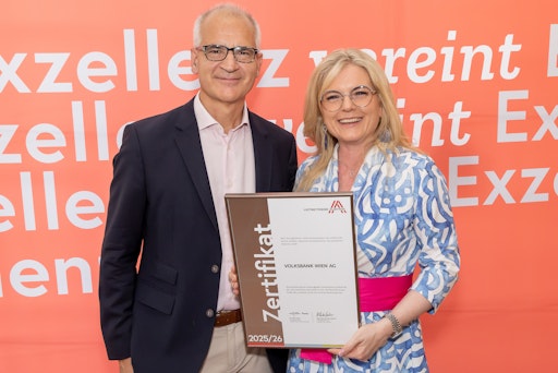  Bild 01: v. l.: Direktor Wolfgang Layr (Volksbank Wien) bei der
Überreichung des Leitbetriebe Austria Zertifikats durch Monica
Rintersbacher, Geschäftsführerin Leitbetriebe Austria. © Christian
Mikes
