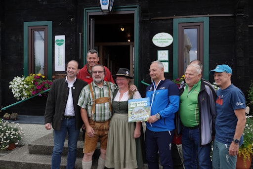  Überreichung der Tafel Hütte des Jahres an die Hüttenpächterin
Martha Reischl.