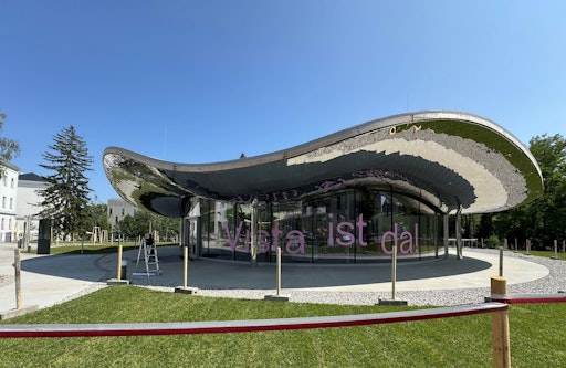Vorschau Bild von Das Gebäude des VISTA Science Experience Center wurde gerade
fertig gestellt. Jetzt geht es an den Feinschliff, die
Inneneinrichtung sowie die Inhalte von Ausstellungen und
Installationen. Auf rund 1.500 m2 bietet das Center ab 3. Oktober
2025 viel Platz für den Dialog zwischen Wissenschaft und
Gesellschaft, der neue Zugänge in die Welt der Spitzenforschung
ermöglicht.