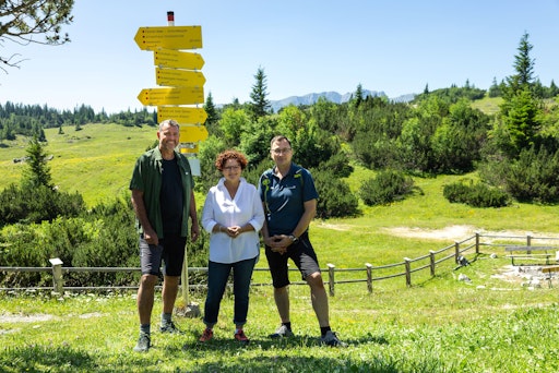  VAVÖ-Präsident Dunkel-Schwarzenberger und VAVÖ-Vizepräsident
Abraham mit Staatssekretärin Zehetner am Weg zur Sonnschienhütte