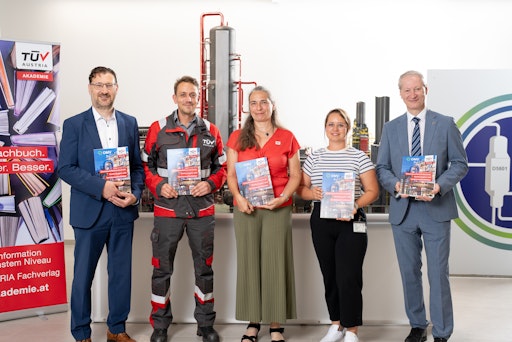  Dr. Otmar Schneider (OMV, links außen) und Dr. Stefan Haas (CEO
TÜV AUSTRIA Group, rechts außen) mit dem Autoren-Team (v. l. n. r.)
Lukas Pratschner, Katharina Ernst und Pia Bräuhofer (TÜV AUSTRIA)