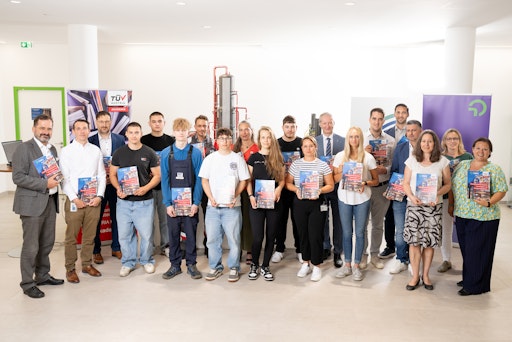 Vorschau Bild von Dr. Otmar Schneider und Dr. Stefan Haas mit
Lehrlingsausbilder:innen, Autor:innen, Lehrlingen und dem Team des
TÜV AUSTRIA Fachverlags anlässlich der Buchpräsentation
„Chemieverfahrenstechnik“ in der Raffinerie Schwechat.