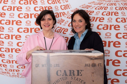  2021 war TV-Moderatorin und CARE-Botschafterin Eva Pölzl als
allererste Gesprächspartnerin im „CARE in Action“-Podcast zu Gast.
Für die 100. Folge kehrt sie zurück und stellt dieses Mal selbst die
Fragen. Im Gespräch mit Andrea Barschdorf-Hager geht es um die
Entstehung des CARE-Podcasts während der Corona-Pandemie, um
Veränderungen und Herausforderungen in der humanitären Hilfe und
Entwicklungszusammenarbeit sowie um persönliche Momente im Einsatz
für CARE.