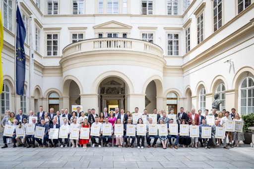 Die Sieger des SALON 2025 im Hof des Palais Niederösterreich in
Wien.