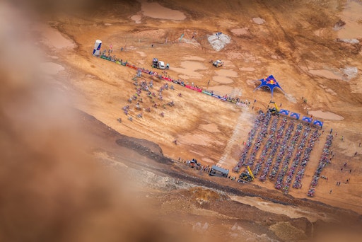 Vorschau Bild von Der Start des Red Bull Erzbergrodeo Hauptrennens: die 500 besten
Extreme Enduro Piloten der Welt gehen in den Fight mit dem "Berg aus
Eisen"