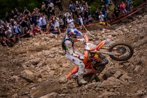 Vorschau Bild von Beim Red Bull Erzbergrodeo erleben die Besucher die extreme
Motorsport-Action hautnahe an der Rennstrecke