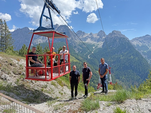  Techniker der ORS präsentieren die neue Betriebsseilbahn an der
Senderanlage Rauchkofel.