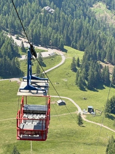 Vorschau Bild von Am Rauchkofel wurde das über 700 Meter lange Zugseil getauscht
sowie die Steuerung der Seilbahn modernisiert. Copyright: ORS / Big
Blue Marble