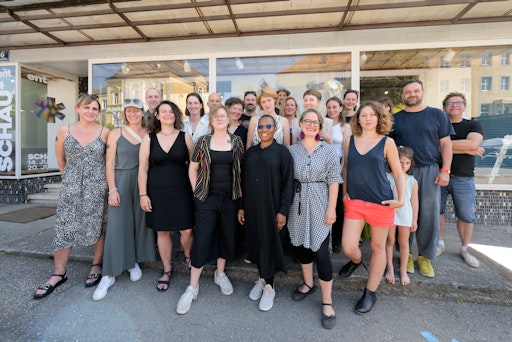 Vorschau Bild von Der Kunstverein ent präsentierte in einer letzten geführten Tour
zum Finale des MOST/4-Festivals noch einmal künstlerische Arbeiten
in leerstehenden Schaufenstern in Haag.