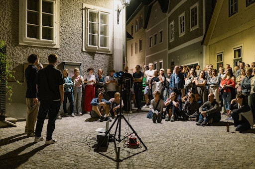 Vorschau Bild von Der Verein Filmzuckerl bot im Rahmen des MOST/4-Festivals eine
Film-Tour und projizierte Kurzfilme österreichischer Filmschaffender
auf Gebäude.