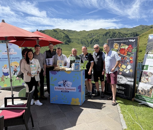  Almfrische Genussfest: Tina Rieser-Winkler (GF, Radio U1 Tirol),
Tobias Truffner (Teamleitung Produktmanagement AMTirol), Clemens
Mair (Stv.GF, AMTirol), Christian Kröll (GF, Erlebnissennerei
Zillertal), Karl Neuhofer (Obmann ARGE Heumilch), Josef Geisler
(Landeshauptmannstellvertreter), Heinz Kröll (Seniorchef,
Erlebnissennerei Zillertal), Peter Fuchs „Almfuchs“ (Unsere Almen -
AMTirol)