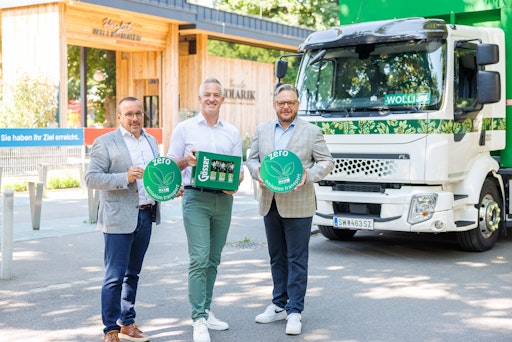  Harald Raidl, Supply Chain Director der Brau Union, Gastronom
Paul Kolarik und Dominic Schmid, Obmann der Sparte Tourismus und
Freizeit in der Wirtschaftskammer Wien, mit einem elektrischen Lkw
der Brau Union vor der Luftburg - Kolarik im Prater