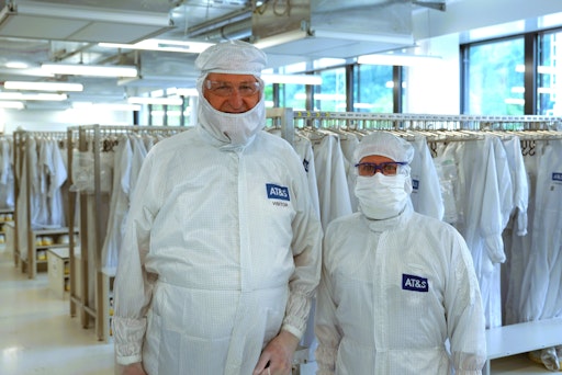 Vorschau Bild von Rektor im Reinraum: Peter Moser (links) besichtigte in Leoben das
neue Werk HTB3 mit dem AT&S-Substratexperten Martin Münzer.