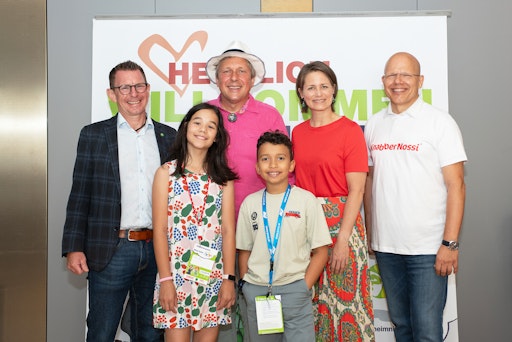  CEO-Power am Eröffnungstag der Kinder Business Week (v.l.):
Thomas Schmiedbauer (Wiesbauer), Stefan Schauer (Staud’s), Sonja
Wimmer (Hotel The Harmonie Vienna) und Andreas Nentwich (Maresi) mit
Shea und Benicio