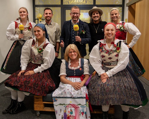 Die Kirchtagslader rund um Obfrau Gerda Sandriesser und Villacher
Stadtmarketing-Geschäftsführer Pierre Bechler sind zu Gast bei
Antenne Kärnten – gemeinsam mit Programmleiter Timm Bodner und
Moderator Ben Maruschek