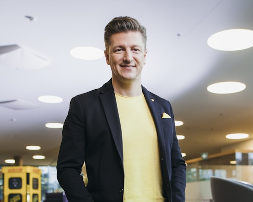 Vorschau Bild von Antenne Kärnten Marketingleiter Manuel Krispl: „Wenn Villach
feiert, dann ist die Antenne Kärnten mittendrin. Wir schaffen
Momente – laut, herzlich und zu 100% authentisch