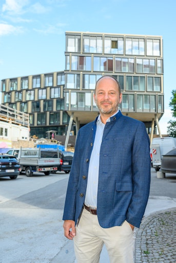  Hans Böhm, Vorstandsvorsitzender der Brau Union Österreich, ist
mit dem Baufortschritt des künftigen Bürostandortes zufrieden und
freut sich auf das moderne Arbeitsumfeld.