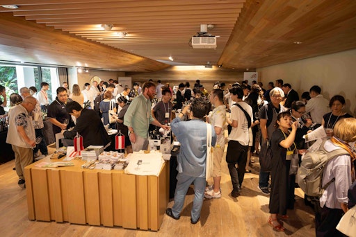 Vorschau Bild von Japanische Fachbesucher*innen beim Austrian Tasting in Tokyo.