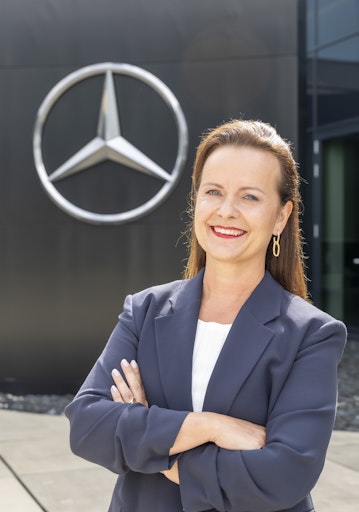 Agnieszka Kühn vor der Mercedes-Benz Österreich Zentrale in
Eugendorf.