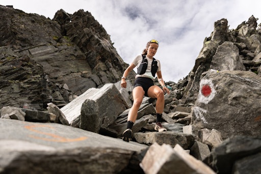 Vorschau Bild von Die Siegerin des GWT 35, Mari Wetterhus aus Norwegen auf der
Strecke zwischen Stein und Fels.
