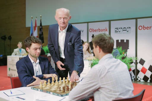 Oberbank Generaldirektor Dr. Franz Gasselsberger führt in der
Partie Dragnev gegen Konstantin Peyrer symbolisch den ersten Zug
aus.