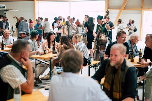 Vorschau Bild von Besucher:innen der KAPO Gleichungsfeier