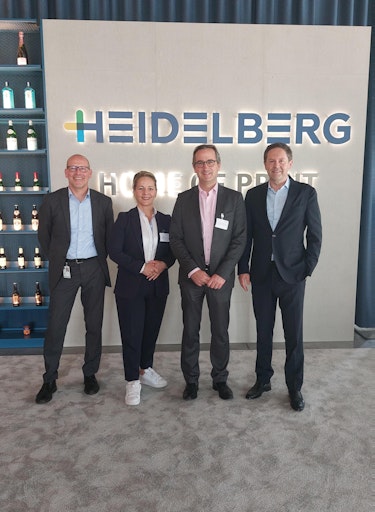 HEIDELBERG vereinbart strategische Partnerschaft mit
Defence-Spezialist VINCORION: Klaus Braun, Leiter
Industriekundengeschäft, HEIDELBERG, Ina Mölln, Vice President
Procurement VINCORION, Kajetan von Mentzingen, Sprecher der
Ge-schäftsführung von VINCORION und Jürgen Otto, CEO, HEIDELBERG
(v.l.n.r.). HEIDELBERG agrees strategic partnership with defense
specialist VINCORION: Klaus Braun, Head of Industrial Customer
Business, HEIDELBERG, Ina Mölln, Vice President Procurement
VINCORION, Kajetan von Mentzingen, CEO of VINCORION and Jürgen Otto,
CEO, HEIDELBERG (from left to right). // More information via ots
and www.presseportal.de/en/nr/6678 / The use of this image for
editorial purposes is permitted and free of charge provided that all
conditions of use are complied with. Publication must include image
credits. / Weiterer Text über ots und www.presseportal.de/nr/6678 /
Die Verwendung dieses Bildes für redaktionelle Zwecke ist unter
Beachtung aller mitgeteilten Nutzungsbedingungen zulässig und dann
auch honorarfrei. Veröffentlichung ausschließlich mit
Bildrechte-Hinweis.