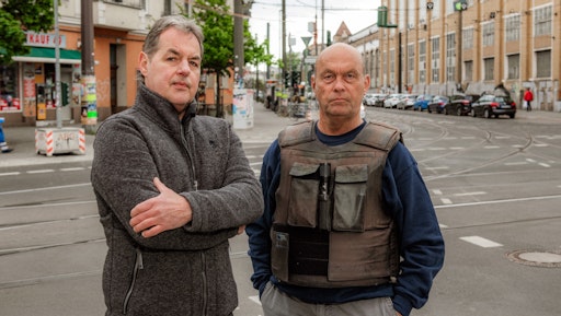 Für Gerichtsvollzieher Björn Ellendt (li.) und Schlosser Jörg
Hermann ist jeder Einsatz potenziell gefährlich. // Weiterer Text
über ots und www.presseportal.de/nr/6605 / Die Verwendung dieses
Bildes für redaktionelle Zwecke ist unter Beachtung aller
mitgeteilten Nutzungsbedingungen zulässig und dann auch honorarfrei.
Veröffentlichung ausschließlich mit Bildrechte-Hinweis.