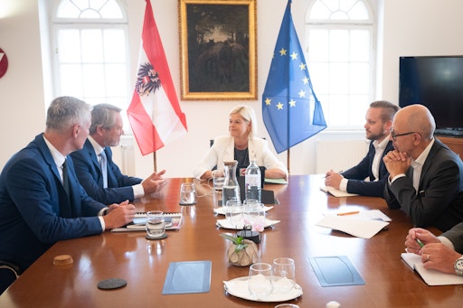 Vorschau Bild von Verteidigungsministerin Tanner traf Unternehmensspitze von Steyr
Arms