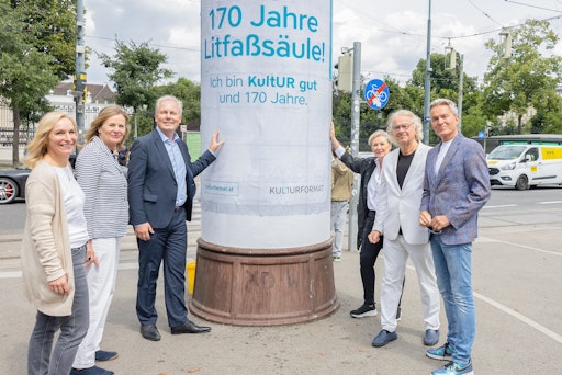  Bettina Leidl, Paul Frey, Daniela Grill, Peter Hofbauer und
Alfons Haider vor der selbst affichierten Litfaßsäule
