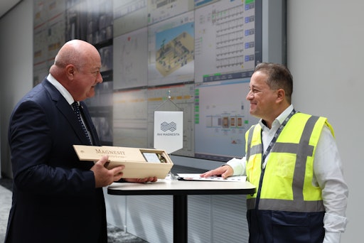  Zum Ende des Besuchs überreichte RHI Magnesita dem Kanzler einen
Magnesit-Würfel mit der Gravur