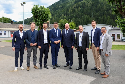 Vorschau Bild von Begleitet wurde der Kanzler von ÖVP-Generalsekretär Nico
Marchetti, Bundesgeschäftsführer Dominik Ramusch, Landesrat Martin
Gruber und Bürgermeister Michael Maier.