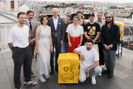  Walter Oblin, Generaldirektor der Österreichischen Post AG
(Mitte), mit Josef Zeisel, Bezirksrat von 1060 Wien (2.v.l.),
Projektleiterin Chiara Halle, Österreichische Post AG (7.v.l.),
gemeinsam mit den Künstlerinnen und Künstlern des Projekts „Reif für
die Gallery“ – Fritz Anton, Elizaveta Kruchinina, Frau Isa, Madita
Kloss, Sebastian Schager, Silvano Derungs und Boicut (v.l.n.r.) –
und dem Künstler der Live-Performance Martin Tardy (vorne).
