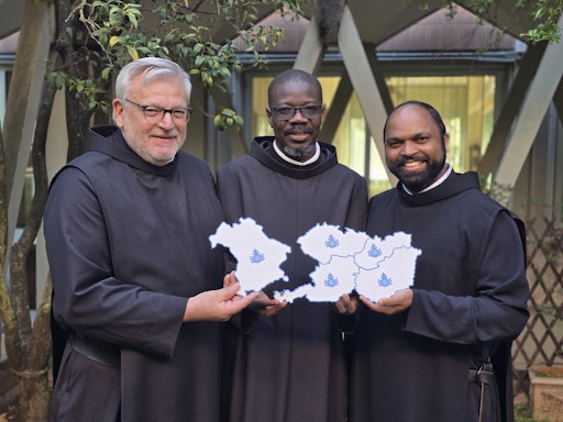  Pascal Ahodegnon (Mitte), Generalprior des Ordens der
Barmherzigen Brüder, mit dem bayerischen Provinzial Rudolf Knopp
(li.) sowie dem österreichischen Provinzial Saji Mullankuzhy mit
einer symbolischen Landkarte der künftigen Provinz