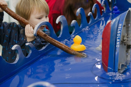Vorschau Bild von Kinder stehen im Zentrum