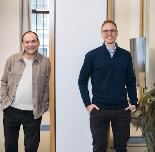 Mit deepassist connect läutet deepsearch eine neue Ära ein. CEO
Roland Fleischhacker und CTO Thomas Hahn stehen hinter der sicheren
Lösung für regulierte Branchen.
