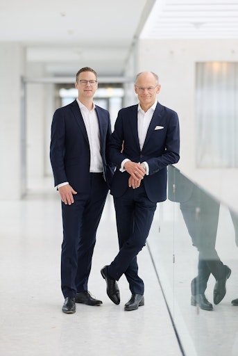 v.l.n.r. Bernhard Hohenegger (Vorstand Markt bank99), Walter
Oblin (Generaldirektor Österreichische Post)