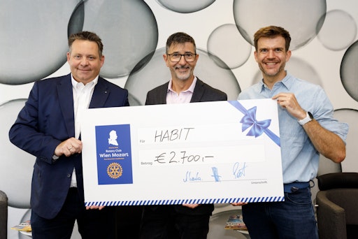 Mitte Juli übergab der Rotary Club Wien-Mozart einen
Spendenscheck über 2.700 Euro an HABIT – Haus der Barmherzigkeit
Integrationsteam. Die Spende stammt aus dem Erlös des ersten Rotary
Entenrennens, das im Mai in der Vienna Watersports Arena stattfand.
1.200 quietschgelbe Enten gingen dabei für den guten Zweck an den
Start – jede von ihnen verbunden mit einer Spende. Rund 200
Zuschauer*innen feuerten die Enten auf dem Wildwasserkanal an, die
nach etwa 90 Sekunden ins Ziel gelangten.