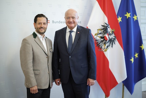 Das Waffengesetz und klimafitte Lebensräume standen im Fokus des
Antrittsbesuchs von Niederösterreichs Landesjägermeister Christoph
Metzker (li.) bei Bundeskanzler Christian Stocker (re.).
