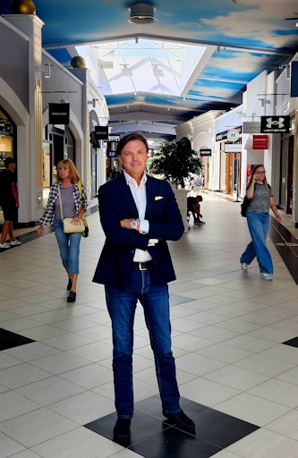 „Es entsteht das Bild, als würde ein wirtschaftlich erfolgreicher
Standort mit Sonntagsöffnung bewusst ausgebremst. Das schadet nicht
nur uns, sondern dem Wirtschaftsstandort Österreich insgesamt.“
