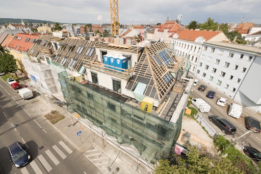 Verlässlich nach Zeitplan: IFA feiert nur acht Monate nach
Spatenstich die Dachgleiche beim geförderten Mietwohnbau in der
Jedleseer Straße 104-106, 1210 Wien